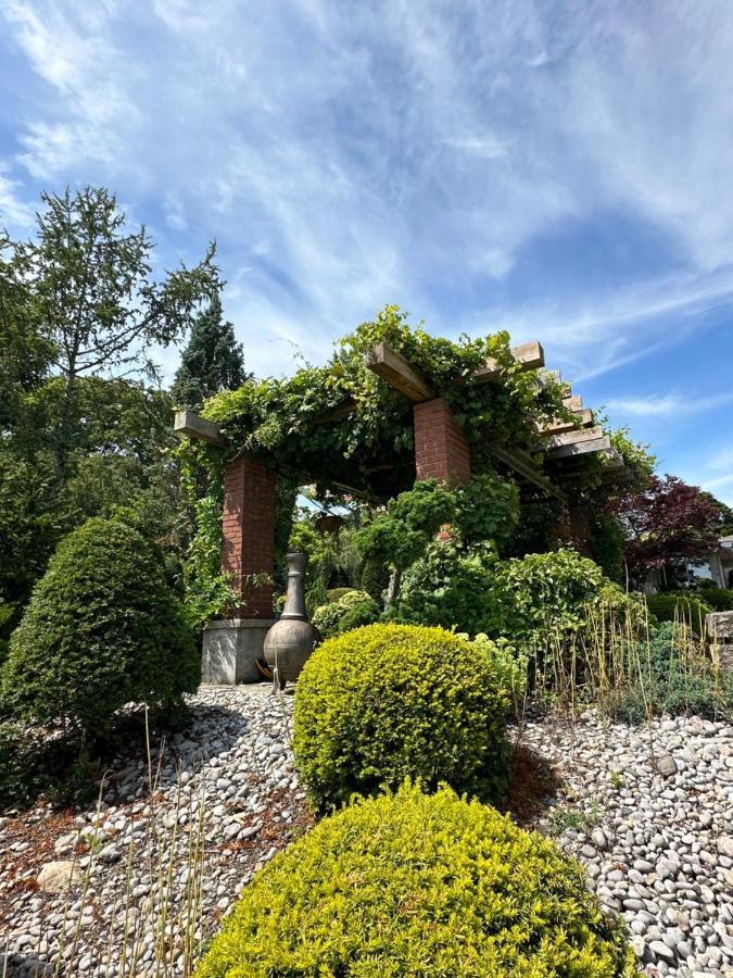 לינה וארוחת בוקר קובורג The Wind In The Willows - Luxury Lakefront Oasis מראה חיצוני תמונה