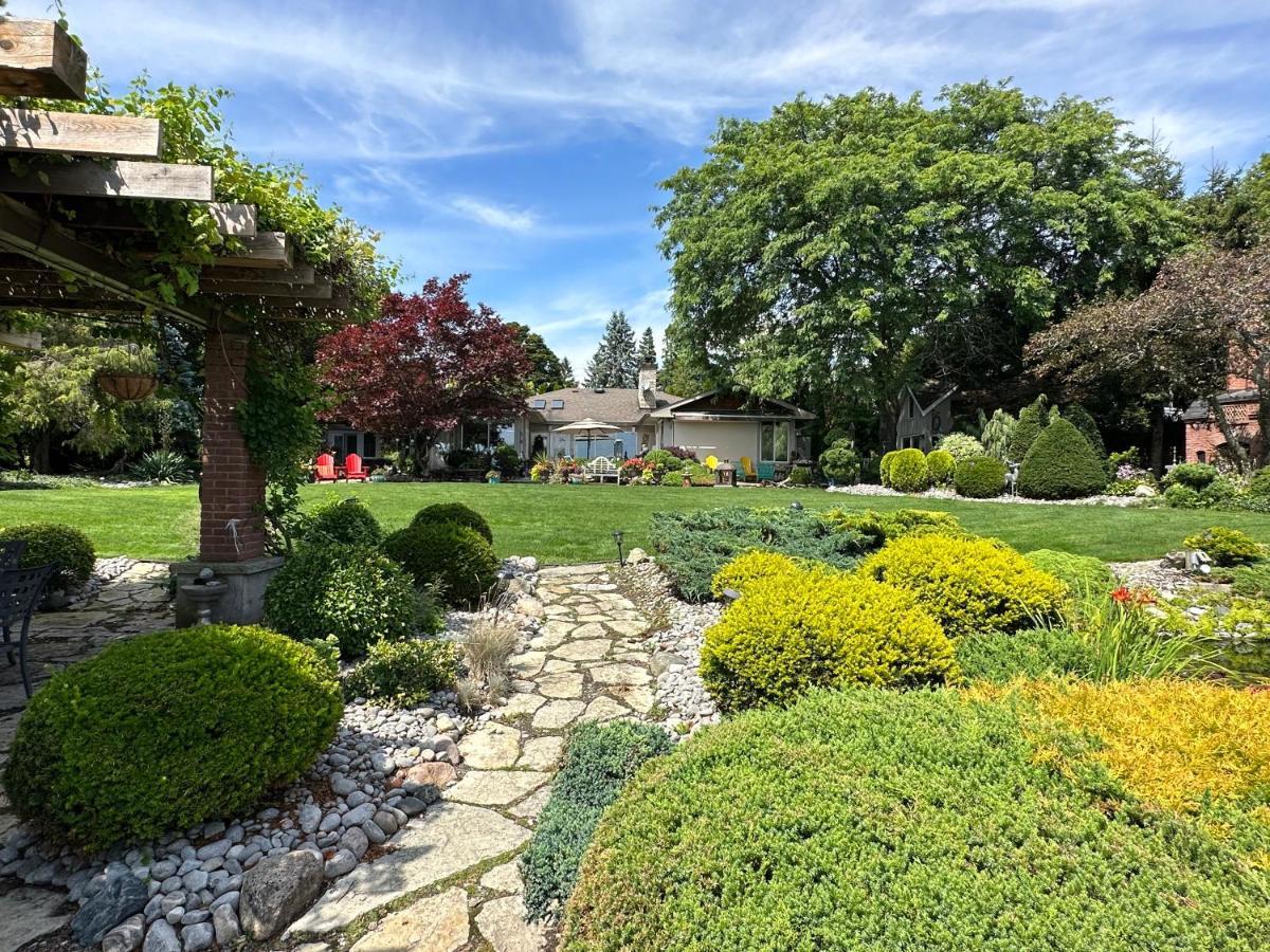 לינה וארוחת בוקר קובורג The Wind In The Willows - Luxury Lakefront Oasis מראה חיצוני תמונה